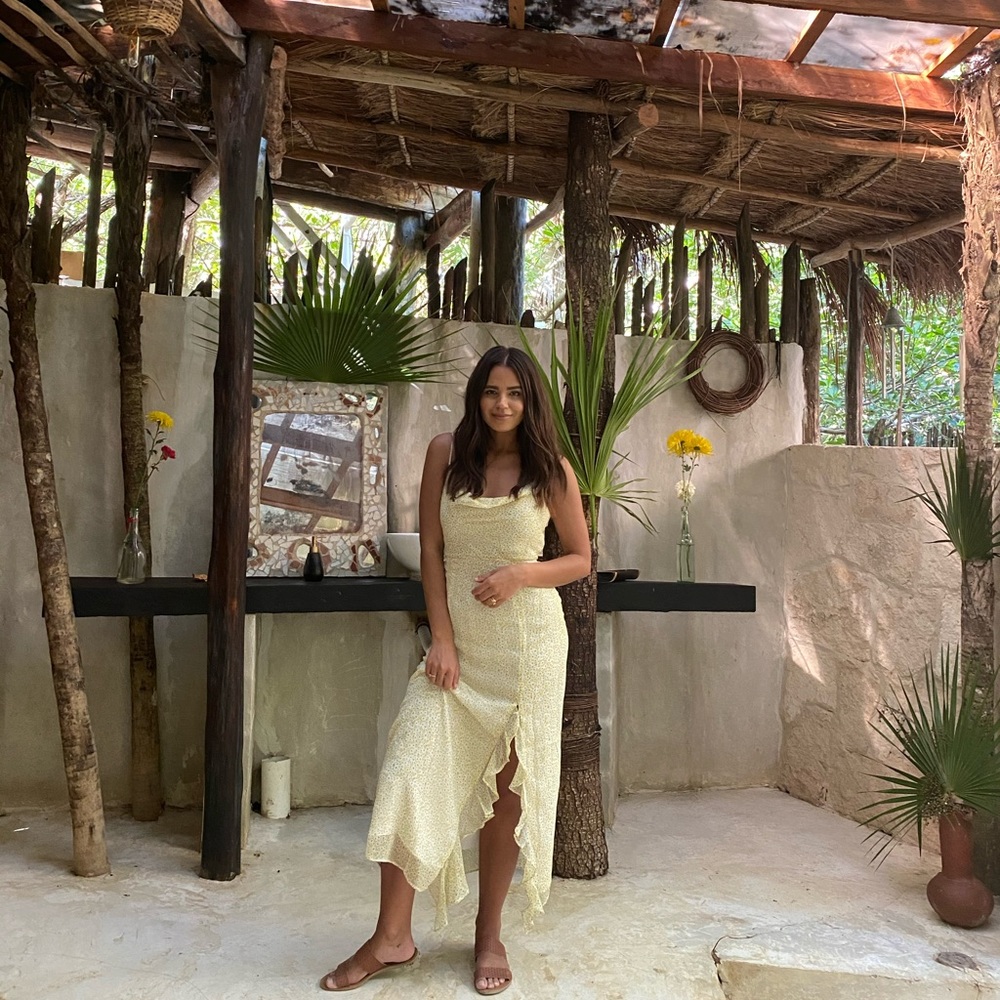 Gorgeous yellow slit dress 🤍